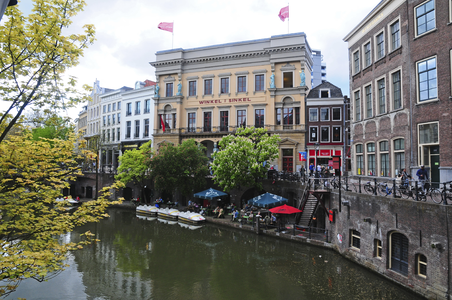 900255 Gezicht op de Winkel van Sinkel (Oudegracht 158) te Utrecht, met rechts de Stadhuisbrug.